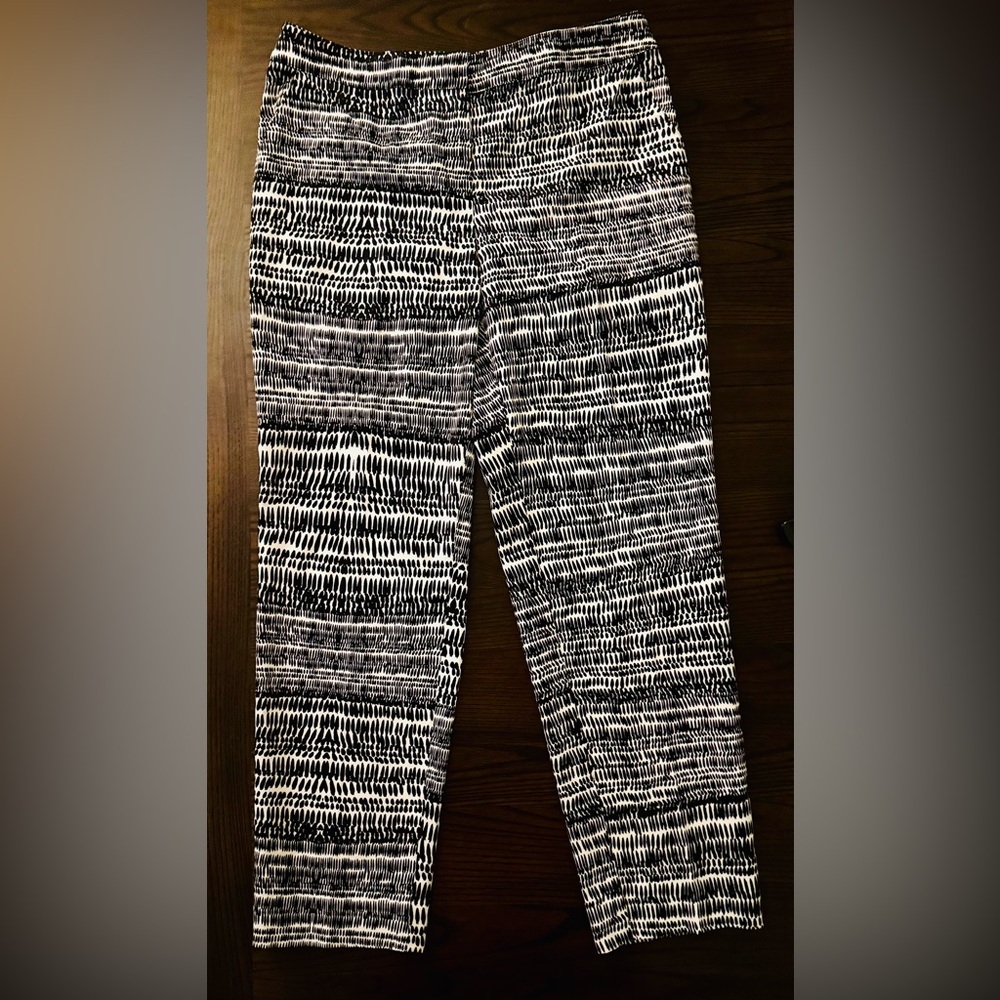 St. John pants size 6 slim black white quiet luxury designer geometric print